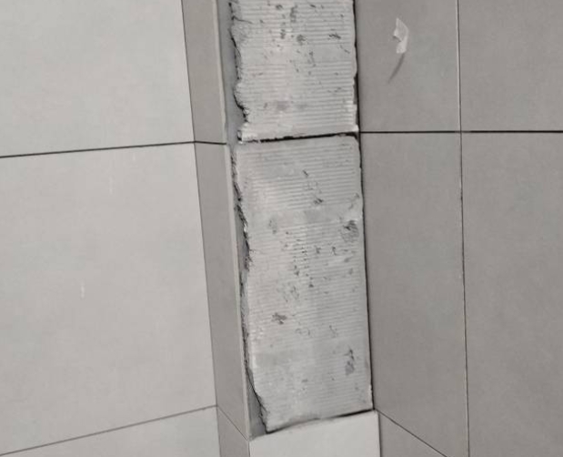 白沙瓷砖空鼓维修公司分享下瓷砖施工前基层浇水润湿程度不足，可能导致以下问题
